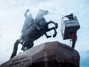 Компания Керхер помыла памятник Петру I на Сенатской площади | 