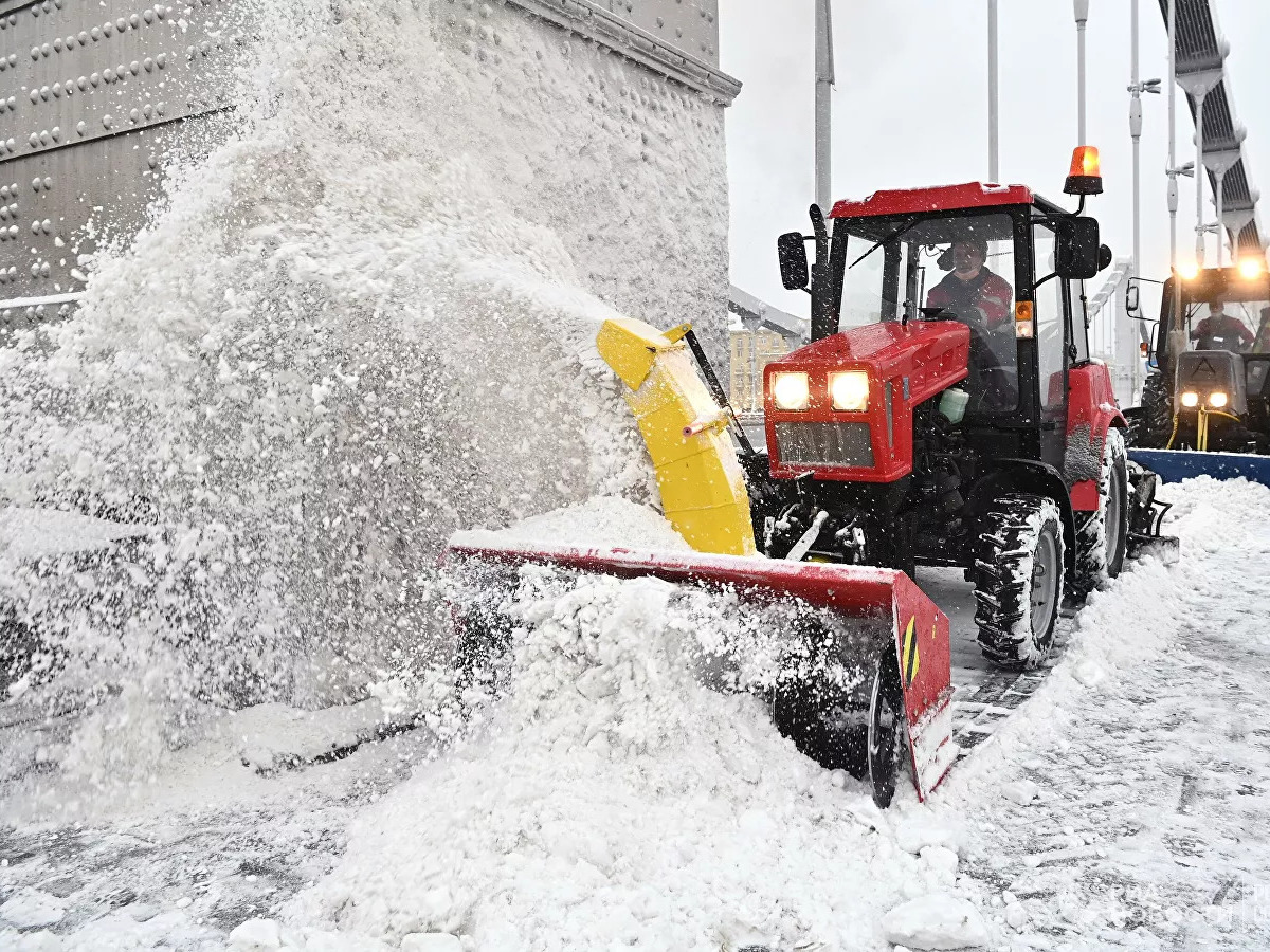 Более десяти тысяч единиц техники убирают снег в Москве | 
