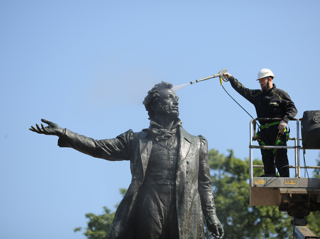 Karcher отмыл памятник Пушкину в Санкт-Петербурге